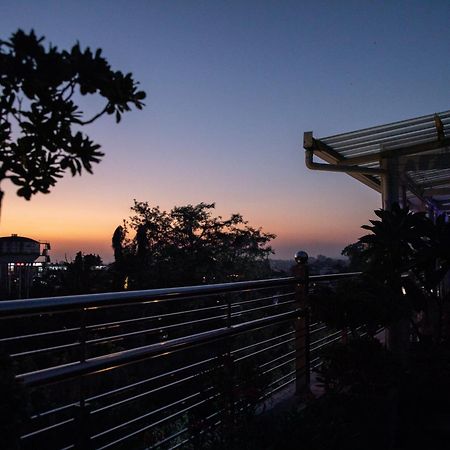 דהראדון Hotel Alaya מראה חיצוני תמונה