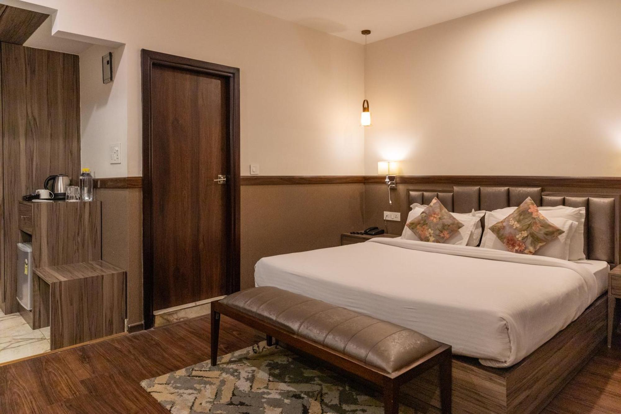 דהראדון Hotel Alaya מראה חיצוני תמונה